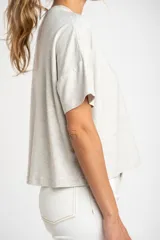 Remera gris jaspeado de corte oversize y mangas cortas.