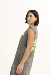 Vestido largo gris con efecto lavado, corte recto, cuello redondo y sin mangas.