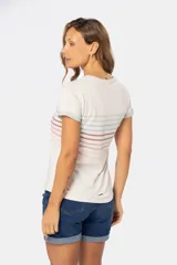 Remera azul con rayas horizontales en tonos rosa, celeste y blanco.
