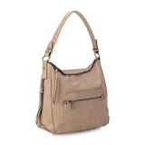 Cartera negra de cuero sintético con apertura superior y cierre con solapa. Tiene un bolsillo frontal con broche magnético y cierre, dos bolsillos internos y un bolsillo divisor en el forro. Incluye bolsillos laterales con cierre y correa larga regulable.