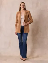 Blazer blanco en crepe, marca Dictionary. Cuello con solapa y abertura central. Delantera con bolsillos. Manga ¾ fruncida y forro interno.