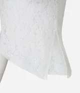 Blusa de manga larga confeccionada en encaje floral texturizado, con forro y bajo asimétrico.
