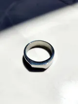 Anillo plateado de acero inoxidable con diseño rectangular clásico.