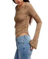 Blusa de encaje color borgoña, de mangas largas y corte ajustado.