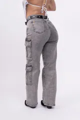 Pantalón cargo gris con efecto lavado, de corte recto y tiro alto. Presenta bolsillos laterales con fuelle y trabillas para cinturón.