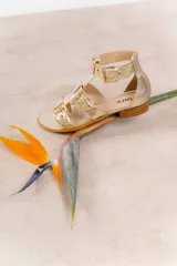 Sandalia de cuero vacuno color negro con múltiples tiras y hebillas metálicas ajustables. Taco bajo de 2 cm, forro y plantilla de cuero, suela sintética.