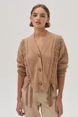 Cárdigan color camel de tejido de punto con trenzas en las mangas y cierre frontal con botones.