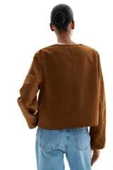 Chaqueta marrón de tejido suave con acabado cepillado, cuello redondo, cierre de botones adelante y bolsillos parche delanteros.