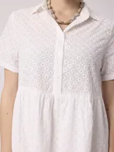 Vestido corto blanco con cuello camisero, mangas cortas y bordado tipo broderie.