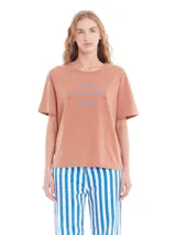 Remera de cuello redondo y manga corta, fitting oversized, con estampa gráfica en el frente, confeccionada en algodón lavado.