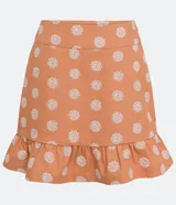 Conjunto de pollera corta y top color salmón con estampado de flores blancas. El top es corto con tirantes finos y la pollera tiene volados en el ruedo.