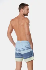 Short de baño celeste con rayas horizontales en tonos de azul, blanco y verde.