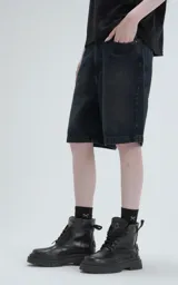 Bermuda de jean color azul oscuro, corte recto y largo a la rodilla.