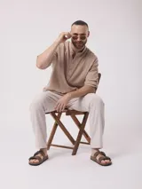 Pantalón largo de hombre, color beige con finas rayas verticales blancas, de corte recto y estilo pijamero.