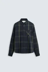 Camisa de hombre regular fit confeccionada en tejido de algodón a cuadros en tonos azul oscuro y verde oliva. Tiene cuello solapa, manga larga con puños abotonados, bolsillo de plastrón en el pecho y cierre frontal con botones.