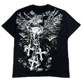 Remera negra de algodón con estampado frontal en blanco que incluye un cráneo con alas, cruces y detalles góticos. Corte oversize.