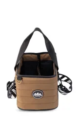 Matera color bordó con diseño acolchado, asa corta negra, correa larga regulable negra con estampado de rayas diagonales blancas y negras.