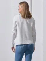 Cardigan tejido color blanco, con cuello en V y textura acanalada.