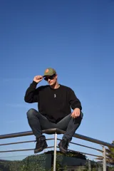 Buzo negro de algodón con efecto lavado y pequeño logo bordado en el pecho.