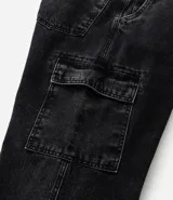 Pantalón baggy de jean negro con bolsillos cargo laterales y lavado con efecto desteñido. Cierre con botón y cremallera, confeccionado en algodón.