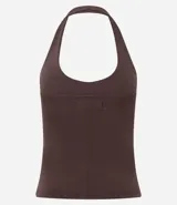 Blusa blanca de punto roma, con diseño de cuello halter que deja la espalda descubierta.