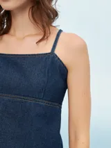 Top azul de denim con breteles finos y corte crop.