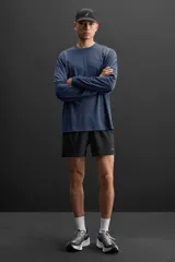 Zapatilla deportiva para correr largas distancias, color gris y negro, con parte superior de tejido de punto transpirable y suela de TPE-A. Cuenta con placa de carbono interna, plantilla interior OrthoLite®, stack de 39 mm y drop de 8 mm. Marca Zara Athleticz.