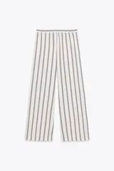Pantalón palazzo de algodón color crudo con rayas verticales azules, tiro medio, cintura ajustable con cordones, bolsillos laterales ocultos y pierna recta.
