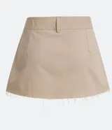 Minifalda color beige de sarga con cintura baja, trabillas, cierre con corchete y cremallera, y forro de bolsillo aparente.