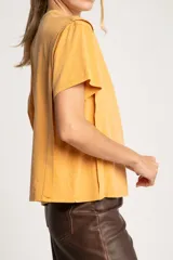 Remera color ladrillo de algodón con calce al cuerpo y mangas cortas.