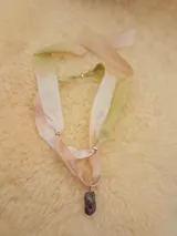 Collar con cinta de seda degradada en tonos rosa, blanco y verde, con dije de piedra amatista irregular.