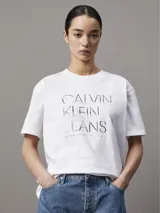 Remera blanca de algodón con cuello redondo y mangas cortas. Estampado frontal con el logo de Calvin Klein Jeans en color gris y la leyenda "Established in 1978".