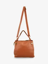 Cartera marrón de cuero con asa corta y correa larga regulable y desmontable. Tiene cierre superior y detalles metálicos dorados.