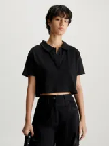 Remera negra corta de punto canalé con cuello tipo chomba y corte holgado.