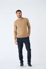 Sweater de algodón con cashmere color beige, de corte clásico, con cuello redondo a la base, puños y dobladillo acanalados y logo bordado en el pecho.