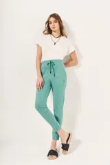 Pantalón de jogging color verde agua, de corte relajado, con cintura elástica y cordón de ajuste.