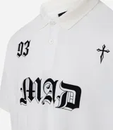 Remera boxy de mangas cortas confeccionada en algodón negro, con cuello polo y estampado frontal con el número 93, la palabra MAD en estilo gótico y una cruz. El algodón es certificado BCI.