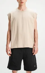 Sudadera sin mangas color beige, con cuello redondo y corte holgado.