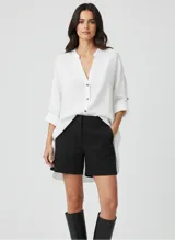 Short negro de tiro alto estilo sastrero, con bolsillos laterales funcionales.