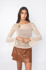 Top de tejido calado color marrón con mangas largas acampanadas y detalle de broches decorativos en el escote.