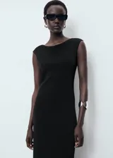 Vestido midi negro de corte ajustado, con cuello barco y espalda descubierta.