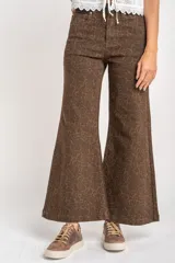 Pantalón de jean marrón con estampado animal print, corte flare y tiro medio.