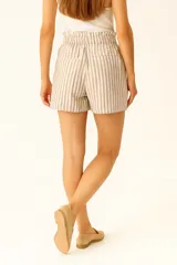 Short de algodón a rayas verticales rojas y blancas, de calce alto y holgado, con cintura elastizada y lazo ajustable.