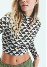 Polera de lycra con estampado exclusivo, de manga larga y cuello alto.