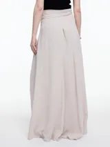 Falda larga cruzada color verde oliva, de gasa y corte holgado.