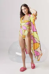 Traje de baño enterizo con estampado abstracto en tonos rosa, naranja y amarillo.