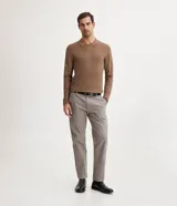 Buzo marrón de viscosa con cuello polo y cremallera.