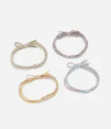 Set de cuatro gomitas de pelo con diseño trenzado y colores pastel: verde, rosa, amarillo y celeste.