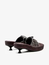 Sandalias mule Diesel modelo D-Ibiza, con plataforma estilo alpargata y tacón acanalado. La banda superior es de denim con cremallera, bolsillo con solapa y logo de la marca.