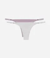 Kit de dos bombachas colaless hilo confeccionadas en microfibra, una blanca y otra lila, con laterales finos ajustables y recorte tanga en la parte trasera.